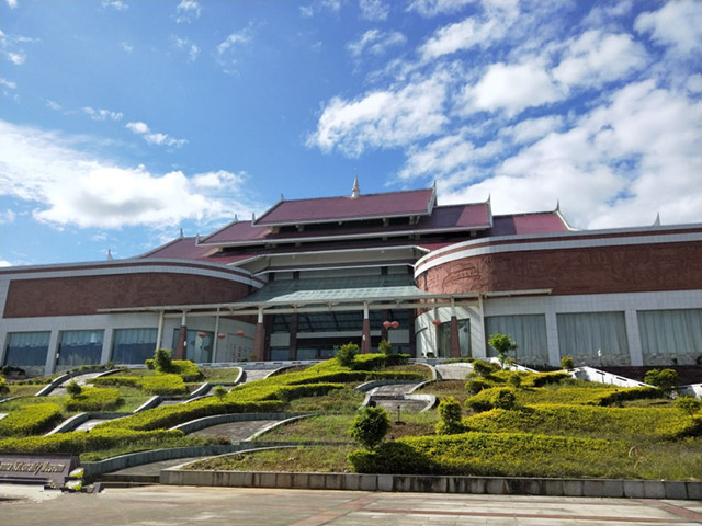 西雙版納民族博物館設(shè)計占地2萬多平，展廳設(shè)計面積4300平方米